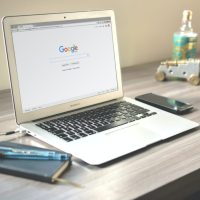 light-smartphone-macbook-mockup - deyco consulting