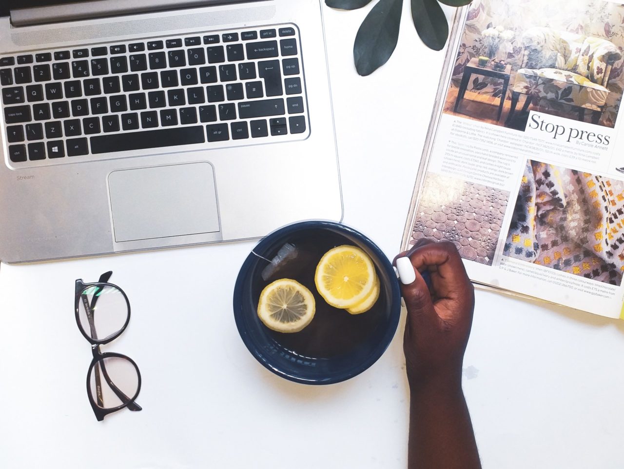 person-drinking-lemon-tea-in-front-of-her-laptop - deyco consulting Redes informáticas