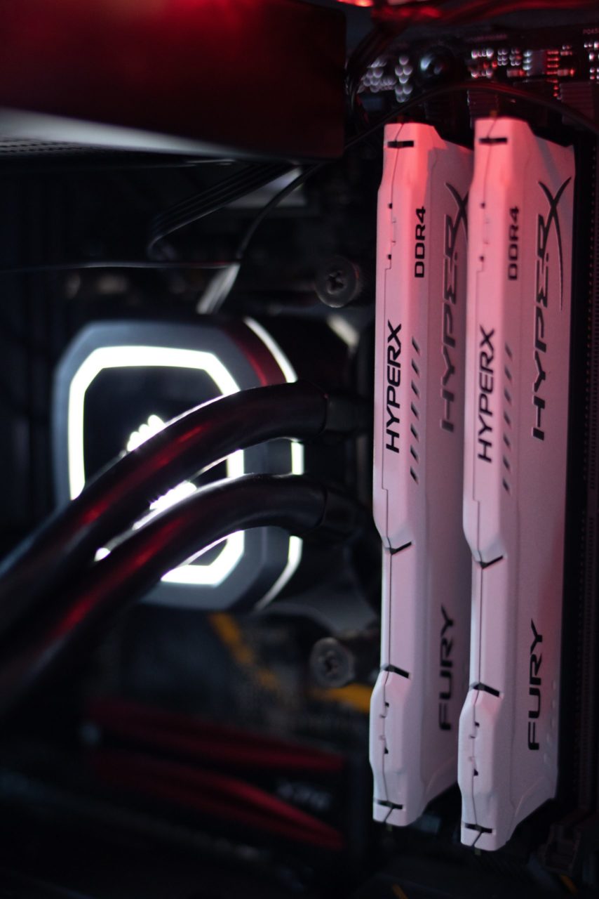 two-white-hyperx-ram-stick - deyco consulting Mantenimiento informático
